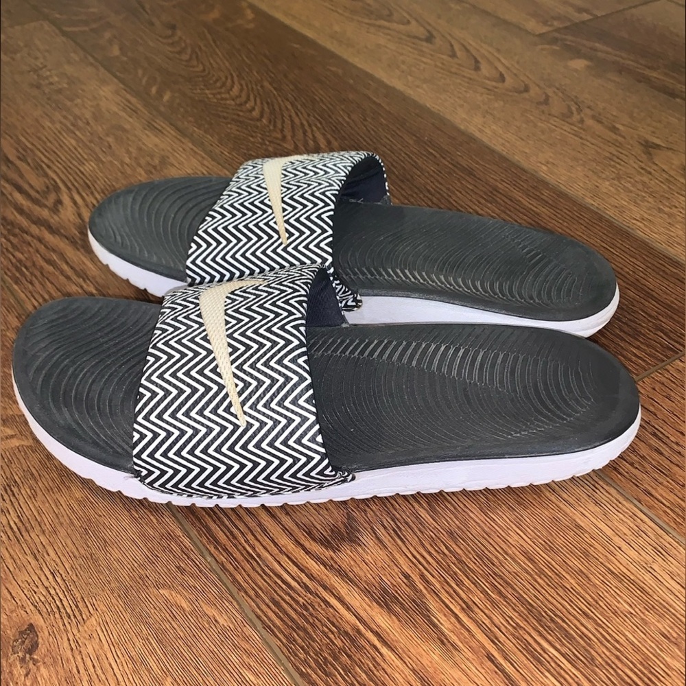 Nike Slides Men’s 6.5 / Women’s 8: No Size Label in the Shoes